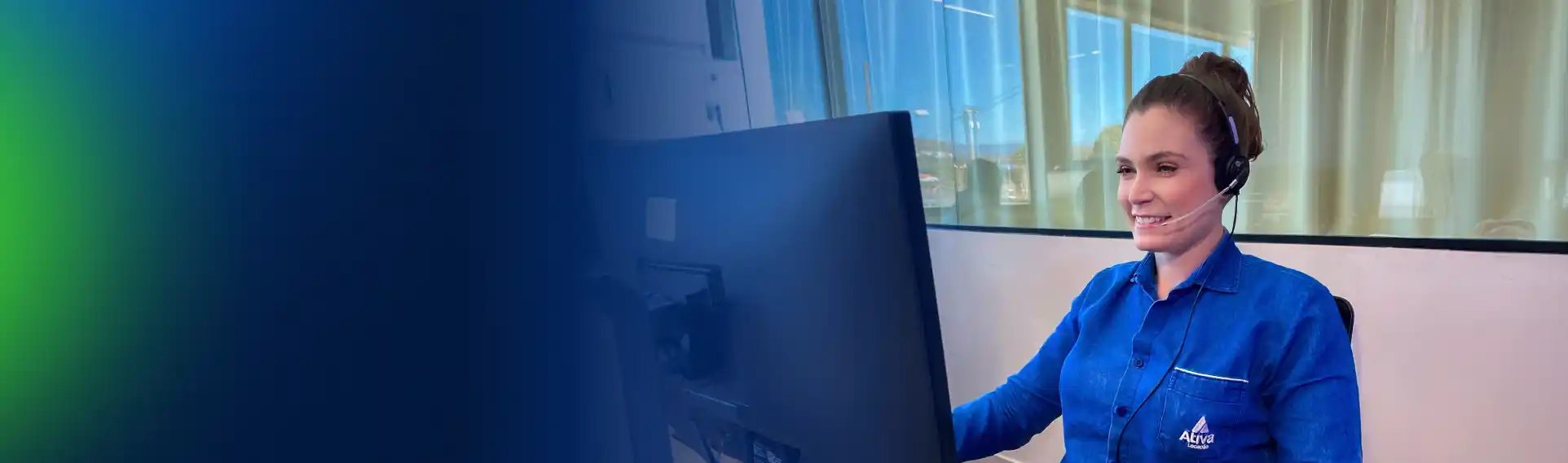 Atendente trabalhando no computador